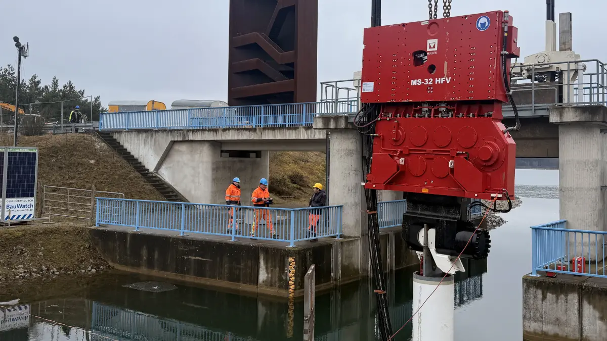 Seit Mitte Februar finden im Sornoer Kanal unterhalb des Rostigen Nagels umfangreiche Bauarbeiten statt. Im Hintergrund ist die Kanalbrücke der Straße von Kleinkoschen nach Lieske zu sehen.