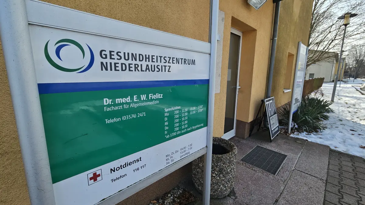 Das Praxisschild in Lauchhammer-Süd weist die regulären Öffnungszeiten aus – derzeit bleibt die Tür jedoch geschlossen.
