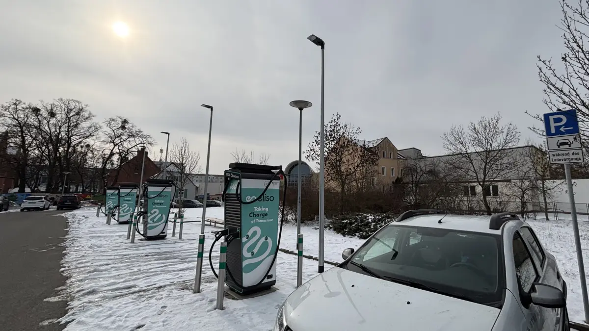 Spurensuche am Neumarkt: Trotz winterlicher Temperaturen und Kritik im Vorfeld werden die acht neuen Ultra-Schnellladepunkte in Senftenberg bereits genutzt. Reifenspuren im Neuschnee belegen, dass die 400-kW-Infrastruktur von E-Autofahrern angenommen wird.