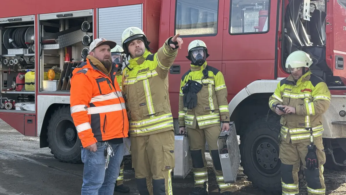 Auf dem Gelände des neuen DB-Werkes findet am Freitag, den 20. Februar 2026, eine umfangreiche Feuerwehrübung statt. Trainiert wurde ein Brandeinsatz in einem Bürocontainer, ausgelöst durch einen angenommenen technischen Defekt.