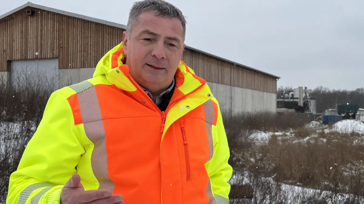 In Schöllnitz betreibt die DAH-Gruppe eine Biogas-Anlage. Geschäftsführer Christian Heck berichtet beim Rundgang über das Gelände über abgeschlossene Investitionen wie die Lagerhalle im Hintergrund sowie Pläne für die Zukunft.