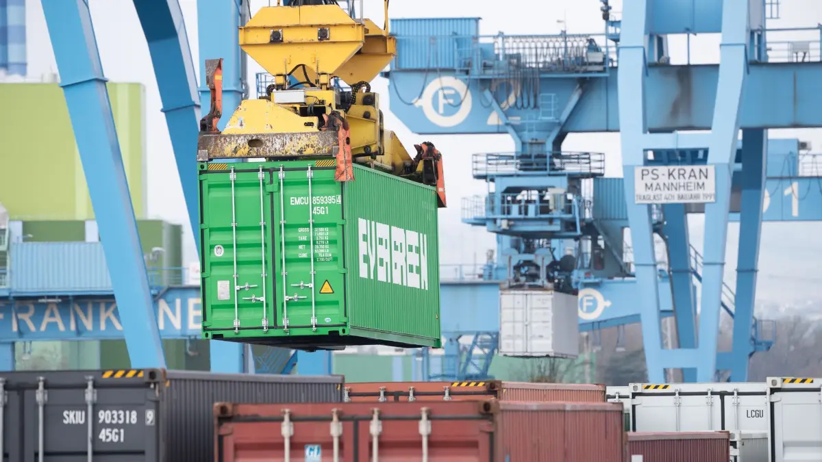 Außenhandel: ARCHIV - 30.03.2022, Rheinland-Pfalz, Mainz: Container werden an einem Terminal des Mainzer Hafens bewegt. (zu dpa: «DIHK zu Zollurteil: Unsicherheit bleibt hoch») Foto: Sebastian Gollnow/dpa +++ dpa-Bildfunk +++