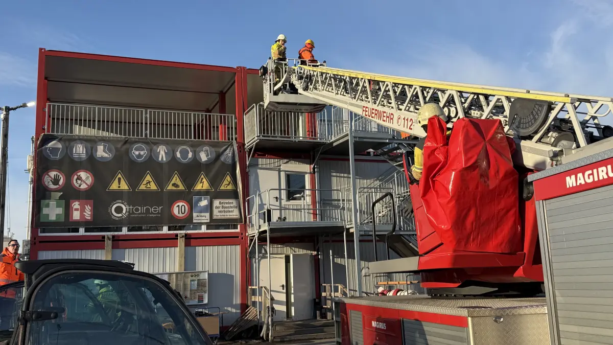 Auf dem Gelände des neuen DB-Werkes fand am 20.02.26 eine umfangreiche Feuerwehrübung statt. Trainiert wurde ein Brandeinsatz in einem Bürocontainer, ausgelöst durch einen angenommenen technischen Defekt. Im Übungsszenario mussten mehrere vermisste Personen gerettet sowie ein simulierte Atemschutznotfall bewältigt werden.