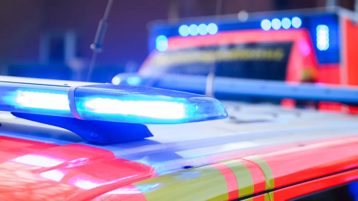 Rettungswagen: ARCHIV - 03.02.2025, Niedersachsen, Hannover: Blaulichter leuchten an einer Einsatzstelle auf einem Notarzt Fahrzeug und einem Rettungswagen. (zu dpa: «Schulbus landet im Straßengraben - keine Verletzten») Foto: Julian Stratenschulte/dpa +++ dpa-Bildfunk +++