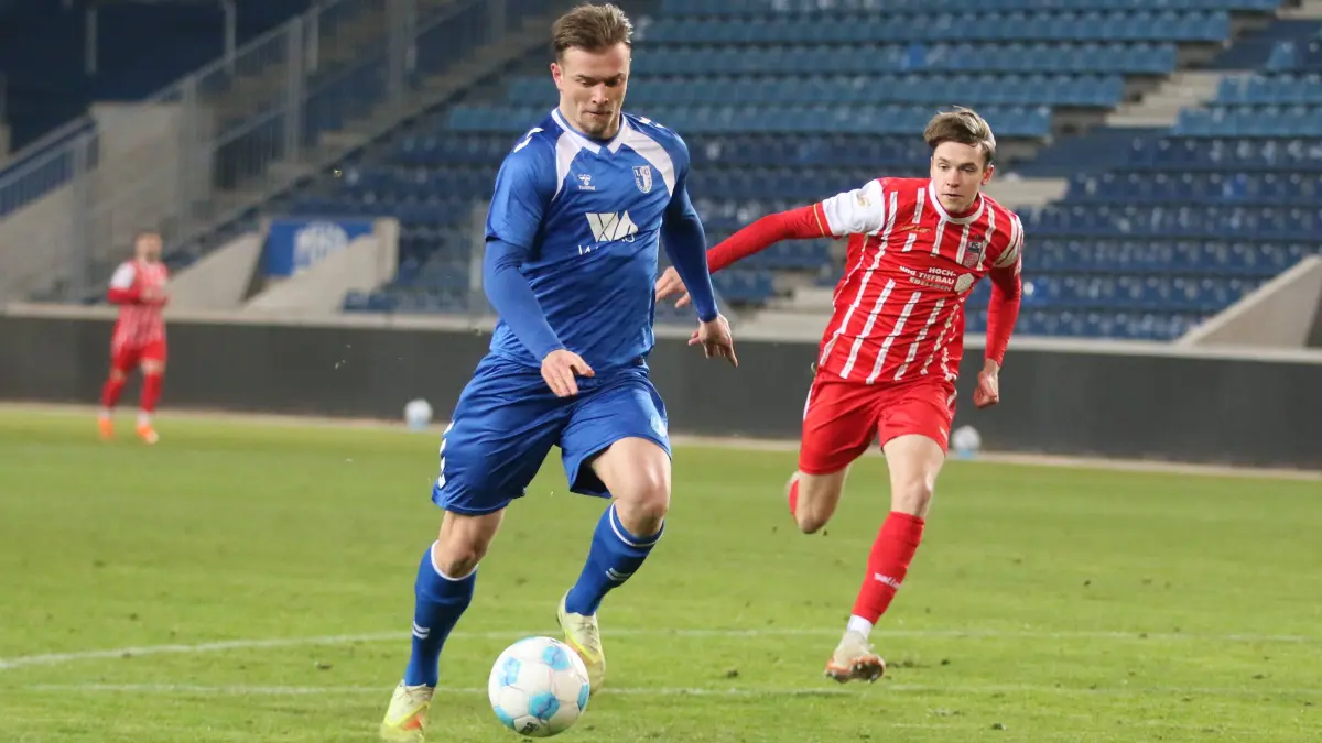 20.02.2026 Fußball Herren 2025/2026 Regionalliga Nordost 23. Spieltag 1. FC Magdeburg - FC Rot-Weiß Erfurt Avnet Arena Magdeburg: 20.02.2026 Fußball Herren 2025/2026 Regionalliga Nordost 23. Spieltag 1. FC Magdeburg - FC Rot-Weiß Erfurt Avnet Arena Magdeburg Alexander Ahl-Holmström Magdeburg, 12, blau wird von Til Schwarz Erfurt, 3, rot verfolgt. Magdeburg Sachsen-Anhalt Deutschland *** 20 02 2026 Soccer Men 2025 2026 Regionalliga Nordost 23 Matchday 1 FC Magdeburg FC Rot Weiß Erfurt Avnet Arena Magdeburg Alexander Ahl Holmström Magdeburg, 12, blue is followed by Til Schwarz Erfurt, 3, red Magdeburg Saxony Anhalt Germany