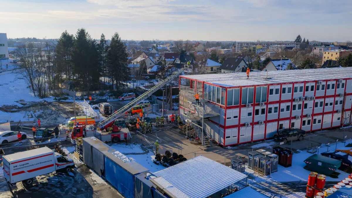 Auf dem Gelände des neuen DB-Werkes findet am Freitag, den 20. Februar 2026, eine umfangreiche Feuerwehrübung statt. Trainiert wurde ein Brandeinsatz in einem Bürocontainer, ausgelöst durch einen angenommenen technischen Defekt.