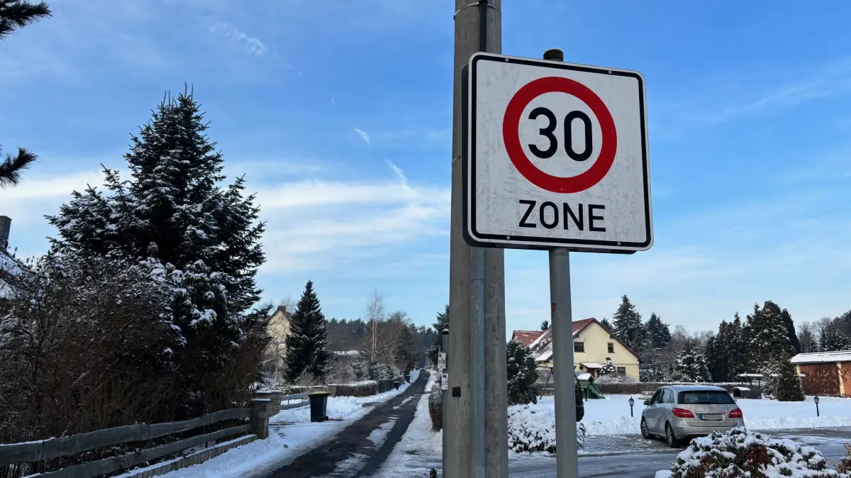 Die Straße Alter Weg in Krauschwitz hinter dem Gasthaus "Zur Linde" ist eine Gemeindestraße und als Tempo-30-Zone bereits ausgewiesen.