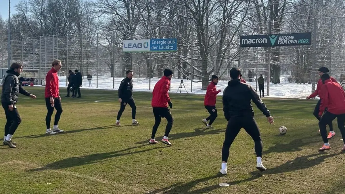 Co-Trainer Tobias Röder leitete am Freitag das Training von Energie Cottbus. In der Vorbereitung auf das Derby beim FC Erzgebirge Aue in der 3. Liga fehlt Trainer Claus-Dieter Wollitz. Der 60-Jährige ist krank.