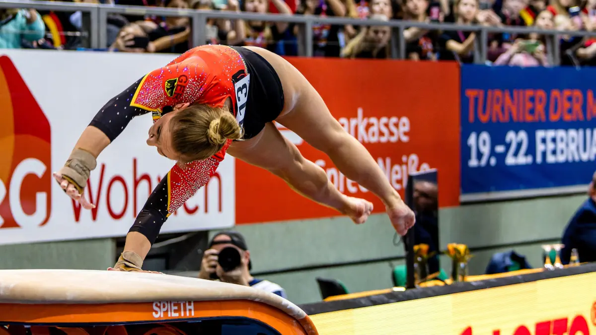 49. Turnier der Meister Cottbus 2026: Turnen, Weltcup, Lausitz-Arena, Finale: Karina Schönmaier aus Deutschland absolviert ihre Finalübung im Sprung.
