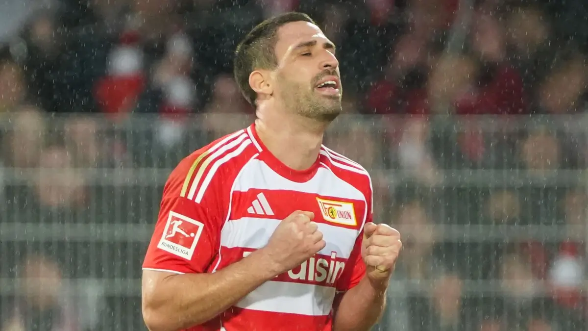 1. FC Union Berlin - Bayer Leverkusen: 21.02.2026, Berlin: Fußball, Männer, Bundesliga, 23. Spieltag, 1. FC Union Berlin - Bayer Leverkusen, An der Alten Försterei: Rani Khedira (1. FC Union Berlin) jubelt nach dem Schlusspfiff. Foto: Soeren Stache/dpa - WICHTIGER HINWEIS: Gemäß den Vorgaben der DFL Deutsche Fußball Liga bzw. des DFB Deutscher Fußball-Bund ist es untersagt, in dem Stadion und/oder vom Spiel angefertigte Fotoaufnahmen in Form von Sequenzbildern und/oder videoähnlichen Fotostrecken zu verwerten bzw. verwerten zu lassen. +++ dpa-Bildfunk +++