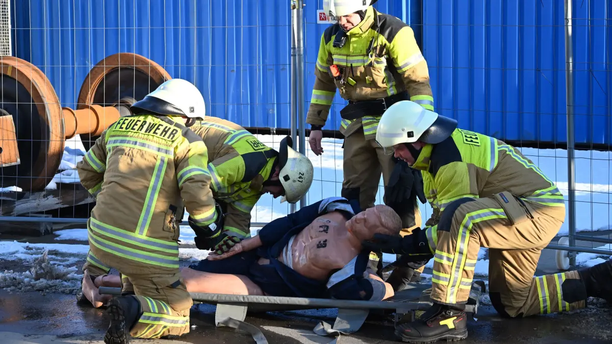 Einsatzübung des Löschzuges Nord mit den Freiwilligen Feuerwehren Sielow, Saspow, Döbbrick, Schmellwitz und Ströbitz zur Rettung von Personen aus der "Containerburg" auf dem Gelände der Baustelle für die Halle 1 des neuen Bahnwerkes der Deutschen Bahn (DB).