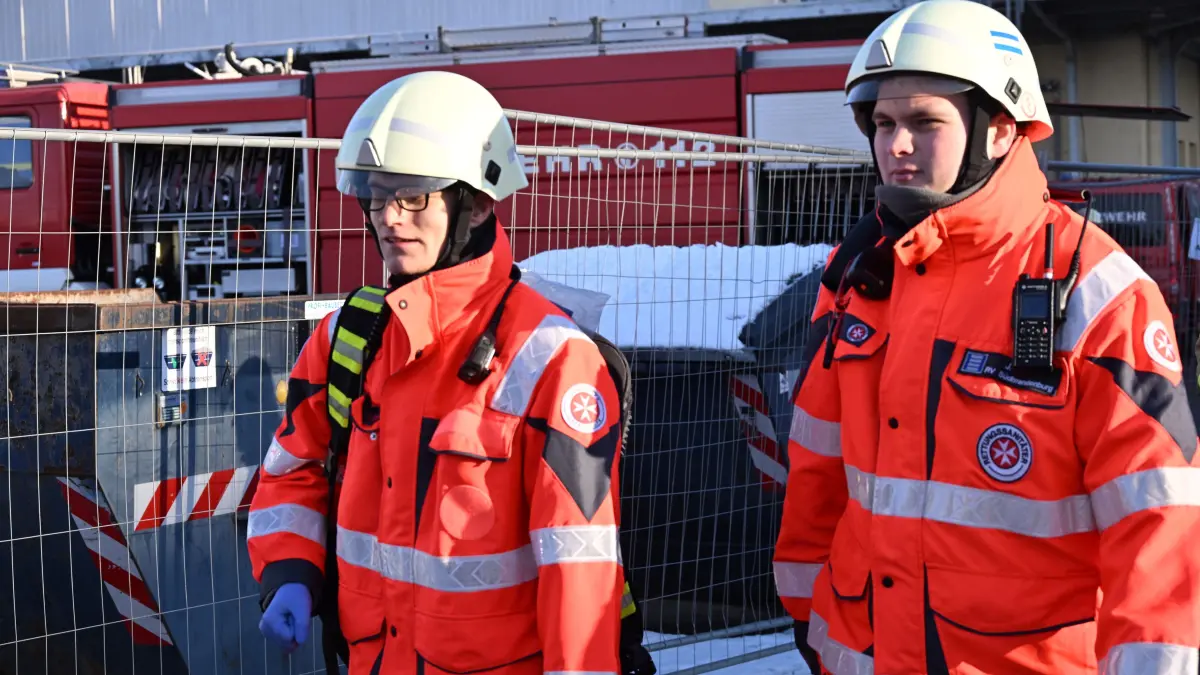Sanitäter der Freiwilligen Feuerwehr in Cottbus. Einsatzübung des Löschzuges Nord mit den Freiwilligen Feuerwehren auf dem Gelände der Baustelle für die Halle 1 des neuen Bahnwerkes der Deutschen Bahn (DB).