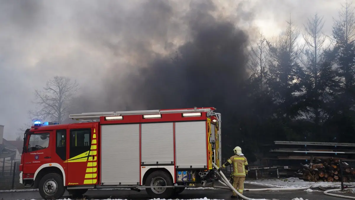 In Quartitz, dem Ortsteil von Großdubrau bei Bautzen, kam es zu einem Brand. Bereits aus der Ferne war die schwarze Rauchwolke zu sehen.