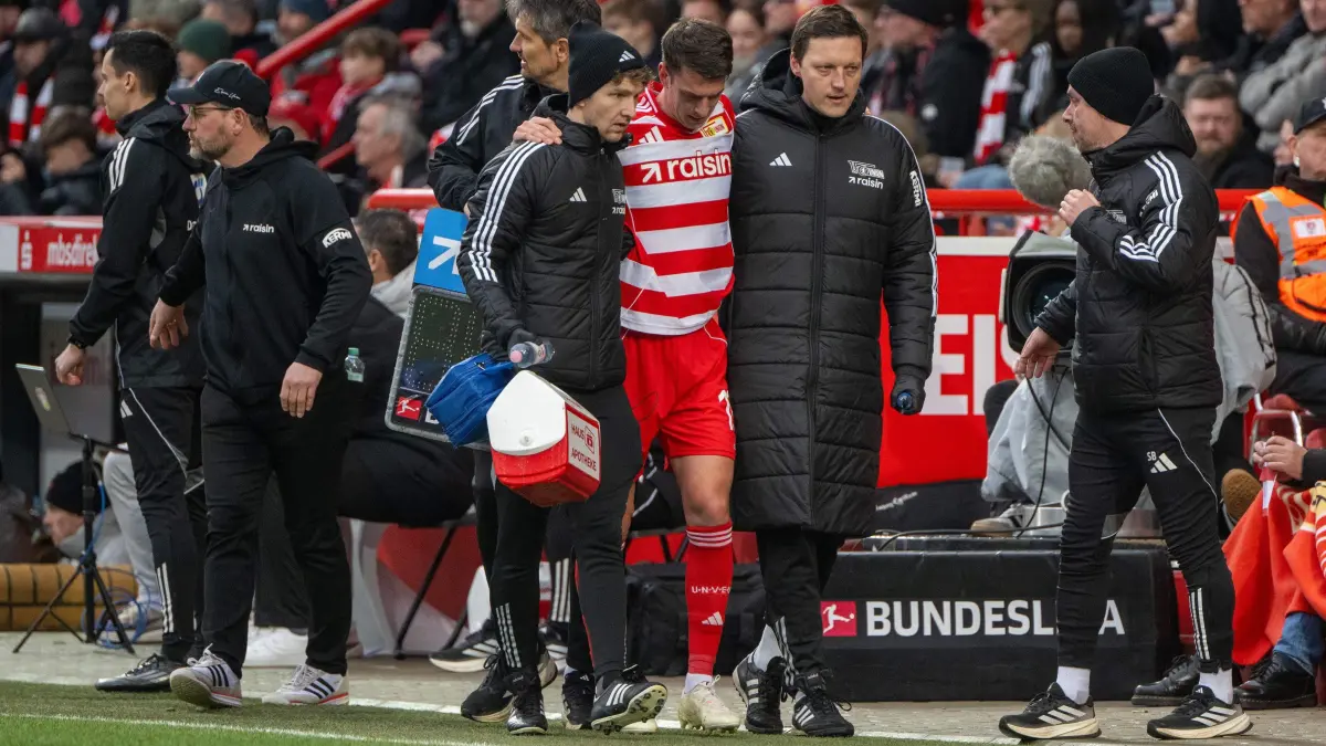 1.BL 1. FC Union - Bayer Leverkusen 2025/26: Fußball, Herren, Saison 2025/2026, 1. Bundesliga (23. Spieltag), 1. FC Union Berlin - Bayer Leverkusen, v. l. Trainer Steffen Baumgart (1. FC Union Berlin), Leitender Physiotherapeut Maximilian Perschk (1. FC Union), Janik Haberer (1. FC Union Berlin), Mannschaftsarzt Clemens Gwinner (1. FC Union Berlin), Co-Trainer Sebastian Bönig (1. FC Union) 21.02.2026, Foto: Matthias Koch