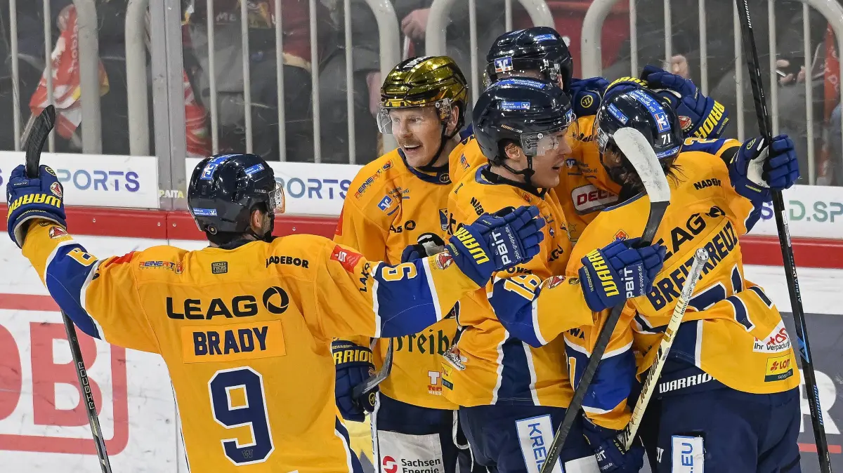 Eishockey DEL2 - 25/26 - 39. Spieltag: Düsseldorfer EG vs Lausitzer Füchse am 25.1.2026 im PSD Bank Dome in Düsseldorf Torjubel bei den Lausitzern nach dem Ausgleich *** Ice hockey DEL2 25 26 39 Matchday Düsseldorfer EG vs Lausitzer Füchse on 25 1 2026 at the PSD Bank Dome in Düsseldorf Goal celebration for the Lausitzers after the equalizer WD