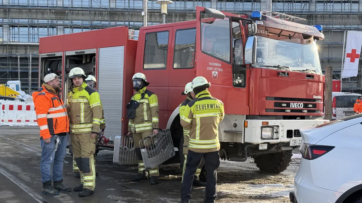Feuerwehrleute aus Cottbus. Einsatzbesprechung bei der Großübung auf der Baustelle für das neue Bahnwerk.