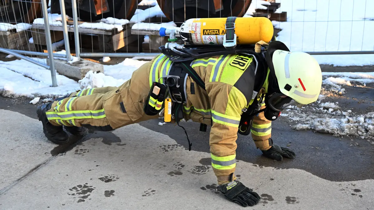 Einsatzübung des Löschzuges Nord am neuen Bahnwerk in Cottbus. Training unter Einsatz der Atemschutzausrüstung.