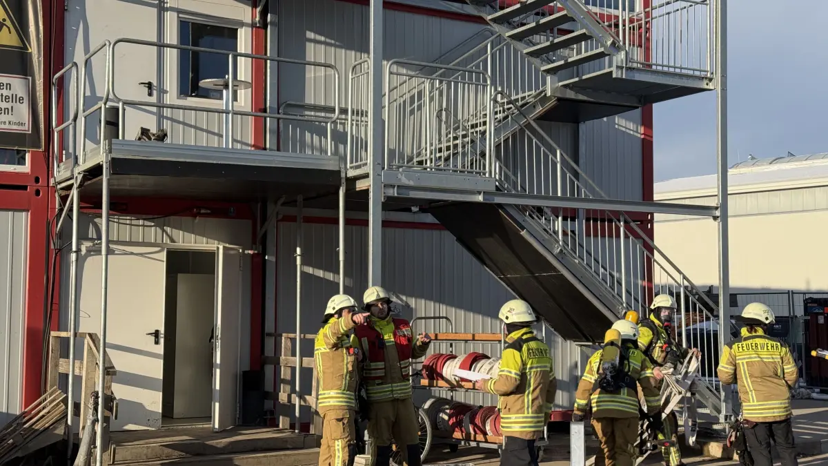 Feuerwehrübung im neuen Bahnwerk Cottbus. Einsatzort war diesmal ein Bürocontainer-Komplex auf der Bahn-Großbaustelle.