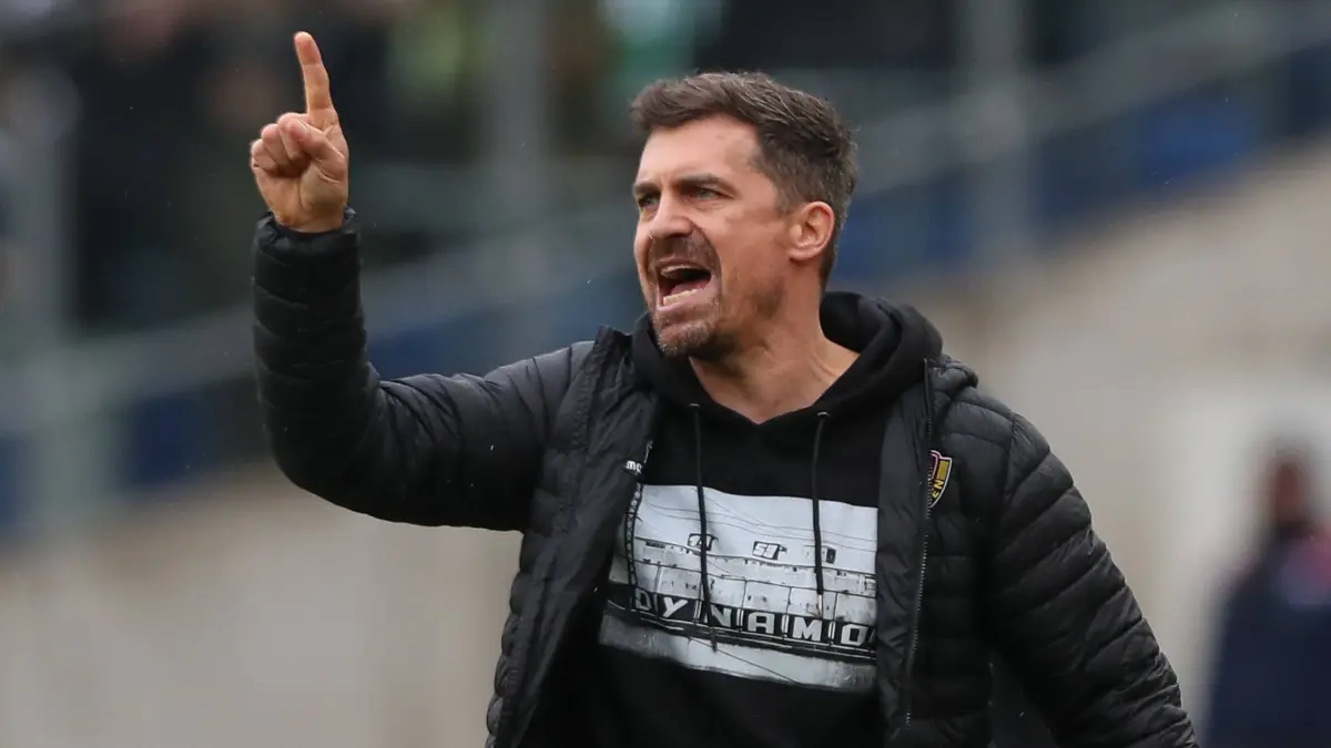 Fussball 2. Bundesliga, Hannover 96 - SG Dynamo Dresden: 22.02.2026, xtgx, Fussball 2. Bundesliga, Hannover 96 - SG Dynamo Dresden emspor, v.l. Thomas Stamm Dresden, Trainer gibt Anweisungen, gestikuliert mit den Armen, gesticulate, gives instructions DFL/DFB REGULATIONS PROHIBIT ANY USE OF PHOTOGRAPHS as IMAGE SEQUENCES and/or QUASI-VIDEO Hannover *** 22 02 2026, xtgx, Fußball 2 Bundesliga, Hannover 96 SG Dynamo Dresden emspor, v l Thomas Stamm Dresden, Trainer gibt Anweisungen, gestikuliert mit den Armen, gesticulate, gives instructions DFL DFB REGULATIONS PROHIBIT ANY USE OF PHOTOGRAPHS as IMAGE SEQUENCES and or QUASI VIDEO Hannover