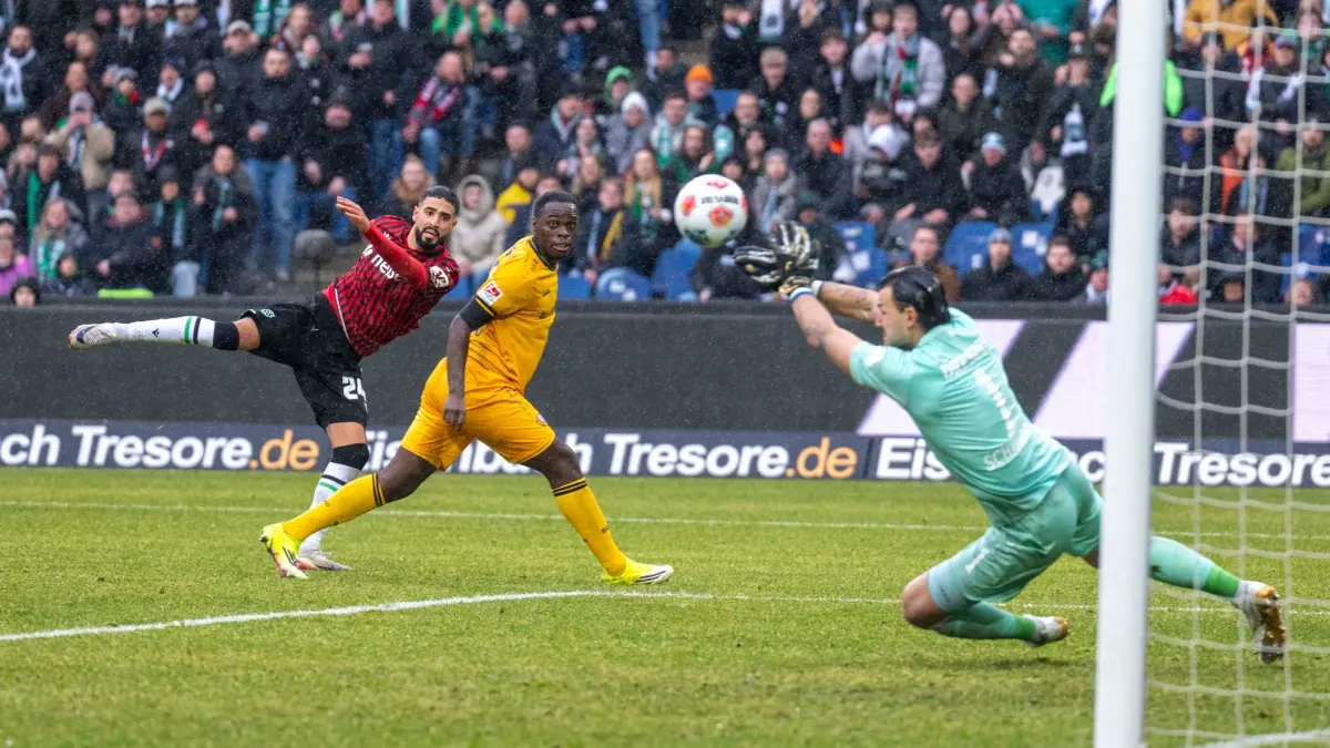 Hannover 96 - Dynamo Dresden: 22.02.2026, Niedersachsen, Hannover: Fußball, Männer: 2. Bundesliga, Hannover 96 - Dynamo Dresden, 23. Spieltag, Heinz von Heiden-Arena: Torwart Tim Schreiber (Dynamo Dresden) pariert den Schuss von Elias Saad (Hannover 96). Foto: David Inderlied/dpa - WICHTIGER HINWEIS: Gemäß den Vorgaben der DFL Deutsche Fußball Liga bzw. des DFB Deutscher Fußball-Bund ist es untersagt, in dem Stadion und/oder vom Spiel angefertigte Fotoaufnahmen in Form von Sequenzbildern und/oder videoähnlichen Fotostrecken zu verwerten bzw. verwerten zu lassen. +++ dpa-Bildfunk +++