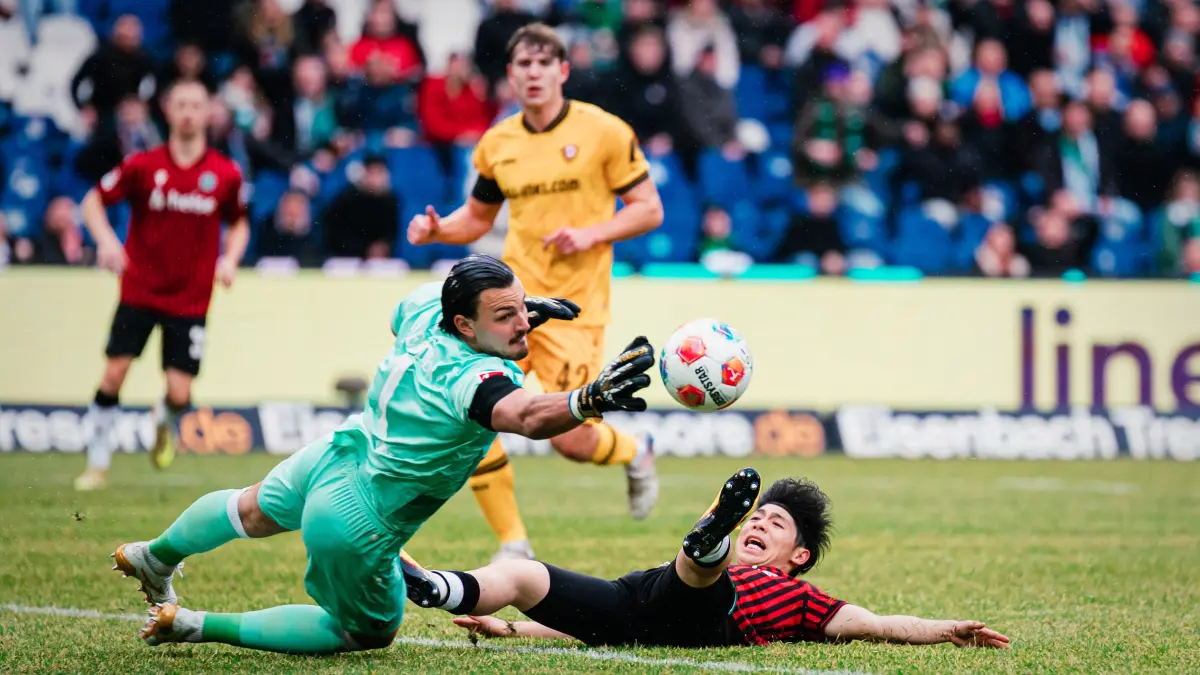 2. Bundesliga: Hannover 96 vs. Dynamo Dresden, 22.02.2026 : 2. Bundesliga: Hannover 96 vs. Dynamo Dresden, 22.02.2026 Daisuke Yokota Hannover 96, 18 verpasst den Ball, auch Tim Stanislaw Schreiber SG Dynamo Dresden, 1 verpasst den Balll Fußball, 2. Bundesliga, 23. Spieltag: Hannover 96 vs. Dynamo Dresden am 22.02.2026 in der Heinz von Heiden Arena, Hannover DFL REGULATIONS PROHIBIT ANY USE OF PHOTOGRAPHS AS IMAGE SEQUENCES AND/OR QUASI-VIDEO. *** 2 Bundesliga Hannover 96 vs Dynamo Dresden, 22 02 2026 Daisuke Yokota Hannover 96, 18 misses the ball, also Tim Stanislaw Schreiber SG Dynamo Dresden, 1 misses the ball Football, 2 Bundesliga, 23 Matchday Hannover 96 vs Dynamo Dresden on 22 02 2026 at Heinz von Heiden Arena, Hannover DFL REGULATIONS PROHIBIT ANY USE OF PHOTOGRAPHS AS IMAGE SEQUENCES AND OR QUASI VIDEO Copyright: xBEAUTIFULxSPORTS/Tonhäuserx