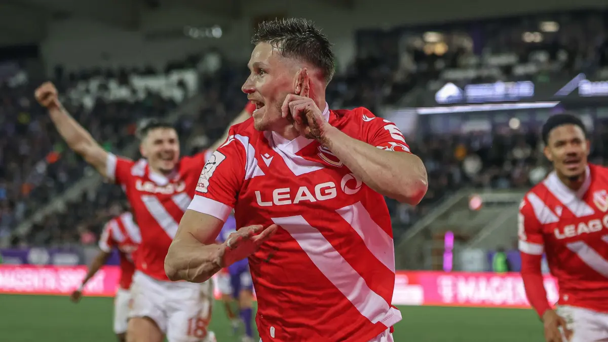 Siegtor im Ost-Duell beim FC Erzgebirge Aue: Kapitän Axel Borgmann feierte das 2:1 für Energie Cottbus mit seiner Mannschaft vor dem Gästeblock.