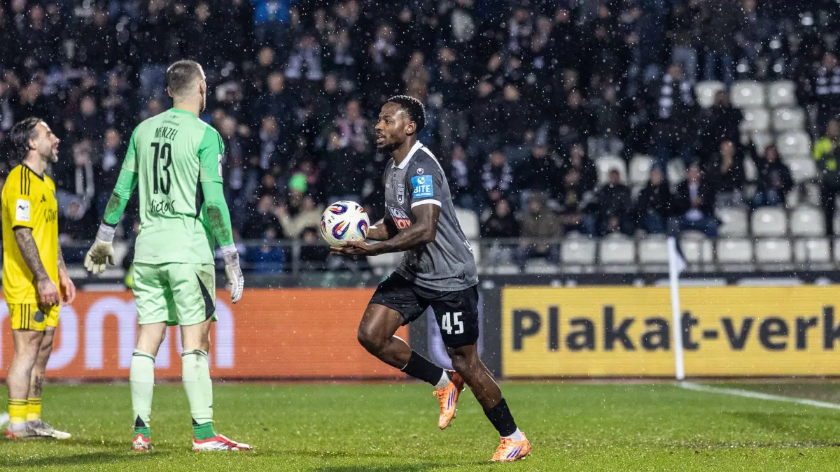 Fussball, Saison 2025/2026, 3. Liga, Donaustadion Ulm, 25. Spieltag, SSV Ulm 1846 Fußball - 1. FC Saarbrücken, 21.02.2026: Fussball, Saison 2025/2026, 3. Liga, Donaustadion Ulm, 25. Spieltag, SSV Ulm 1846 Fußball - 1. FC Saarbrücken, 21.02.2026 21.02.2026, Fussball, Saison 2025/2026, 3. Liga, Donaustadion Ulm, 25. Spieltag, SSV Ulm 1846 Fußball - 1. FC Saarbrücken, 21.02.2026, Fussball, Saison 2025/2026, 3. Liga, Donaustadion Ulm, 25. Spieltag, SSV Ulm 1846 Fußball - 1. FC Saarbrücken, Torjubel Jubel Freude nach Treffer Tor Torschuss zum 1:1 durch 45 Streli Mamba SSV Ulm 1846 Fußball Foto: Lucca Fundel Ulm Donaustadion Baden-Württemberg Deutschland *** Football, Season 2025 2026, 3 Liga, Donaustadion Ulm, 25 Matchday, SSV Ulm 1846 Football 1 FC Saarbrücken, 21 02 2026 21 02 2026, Football, Season 2025 2026, 3 Liga, Donaustadion Ulm, 25 Matchday, SSV Ulm 1846 Football 1 FC Saarbrücken, 21 02 2026, Football, Season 2025 2026, 3 Liga, Donaustadion Ulm, 25 Matchday, SSV Ulm 1846 Soccer 1 FC Saarbrücken, Goal celebration joy after goal Goal shot to 1 1 by 45 Streli Mamba SSV Ulm 1846 Soccer Photo Lucca Fundel Ulm Donaustadion Baden Württemberg Germany