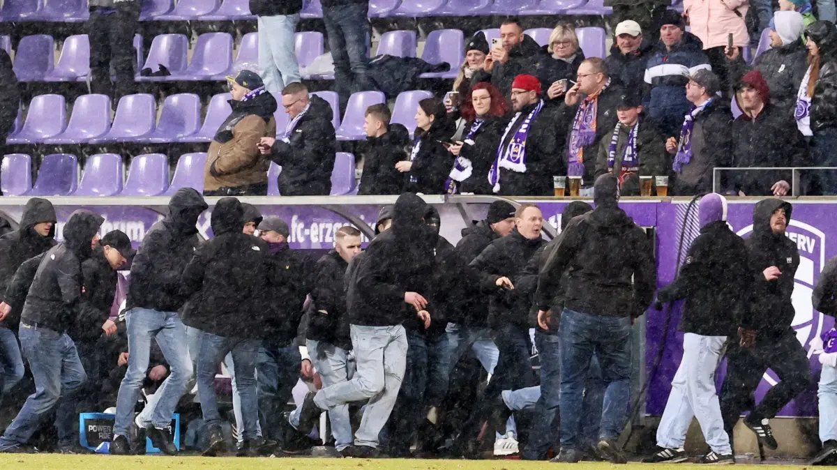 Erz.Aue - Cottbus / 3.Liga: Aue, 22.02.2026, Erzgebirgsstadion, Fu§ball, 3.Liga, 25.Spieltag
FC Erzgebirge Aue vs. FC Energie Cottbus ,
Im Bild; Spielunterbrechung. Fans auf dem Rasen. ,
Nur fŸr journalistische Zwecke. Only for editorial use! ,
DFB / DFL regulations prohibit any use of photographs as image sequences and/or quasi-video. ,
Foto: PICTURE POINT / S. Sonntag ,
Veršffentlichung nur gegen Honorar zzgl. MwSt auf Konto;
DE46 8609 5604 0307 2390 00 ,
Sofern nicht anders vereinbart, gelten fŸr die Nutzung dieses Fotos die AGB«s von PICTURE POINT.