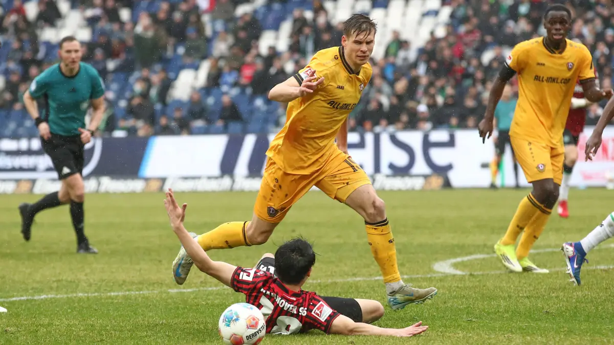 22.02.2026, xtgx, Fussball 2. Bundesliga, Hannover 96 - SG Dynamo Dresden emspor, v.l. Alexander Rossipal Dresden, 19, Daisuke Yokota Hannover, 18 Zweikampf, Duell, Kampf, tackle DFL/DFB REGULATIONS PROHIBIT ANY USE OF PHOTOGRAPHS as IMAGE SEQUENCES and/or QUASI-VIDEO Hannover *** 22 02 2026, xtgx, Fußball 2 Bundesliga, Hannover 96 SG Dynamo Dresden emspor, v l Alexander Rossipal Dresden, 19 , Daisuke Yokota Hannover, 18 Zweikampf, Duell, Kampf, tackle DFL DFB REGULATIONS PROHIBIT ANY USE OF PHOTOGRAPHS as IMAGE SEQUENCES and or QUASI VIDEO Hannover