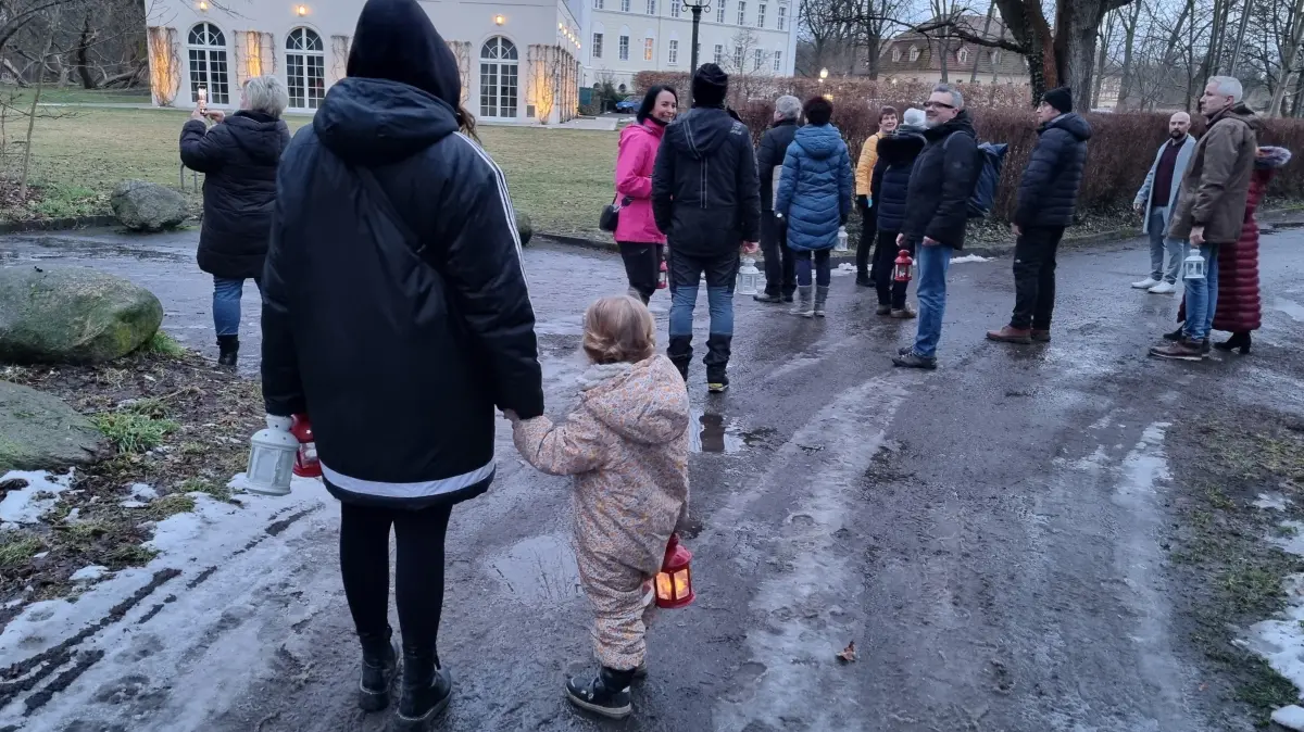Mit Laternen von Lübbenau nach Lehde spazieren, von dort mit dem Kahn zurück. Dieses besondere Angebot macht der Große Spreewaldhafen Gästen in Lübbenau.