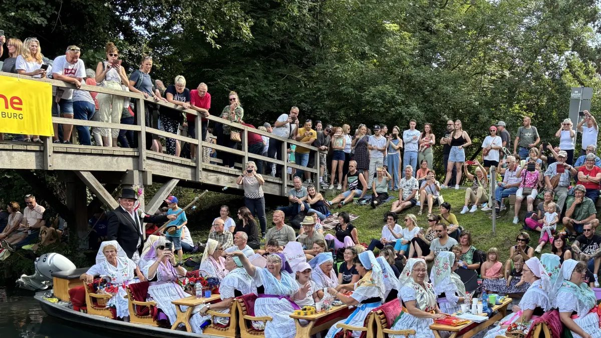 Spreewald-Frauenchor Lübben e.V. beim Kahnkorso zum 45. Spreewaldfest in Lübben 2025