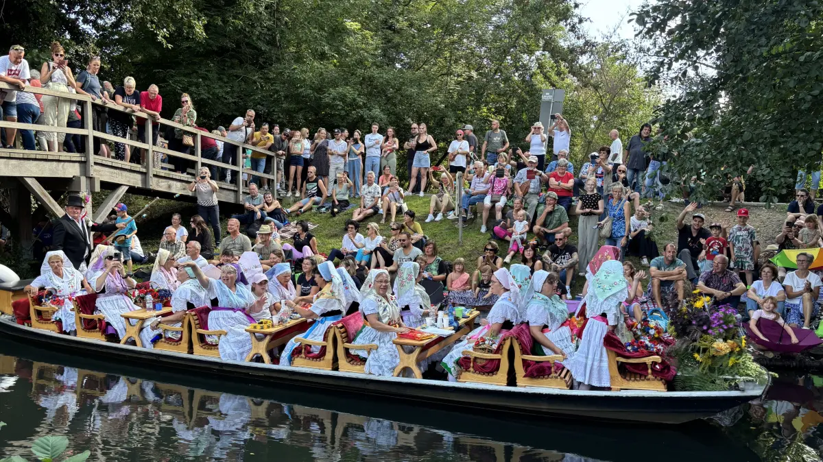 Spreewald-Frauenchor Lübben e.V. beim Kahnkorso zum 45. Spreewaldfest in Lübben 2025