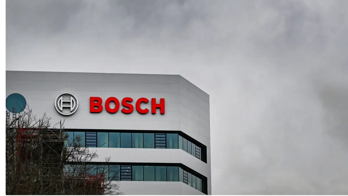 ARCHIV - 28.01.2025, Baden-Württemberg, Gerlingen: Das Logo des Technologiekonzerns Bosch an der Zentrale. (zu dpa: «IG Metall fürchtet weitergehenden Stellenabbau bei Bosch») Foto: Bernd Weißbrod/dpa +++ dpa-Bildfunk +++