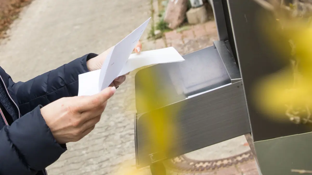 Post im Briefkasten: ILLUSTRATION - Post aus Bulgarien: «DerKundenClub» verschickt vermeintliche Begrüßungsschreiben für eine Lotto-Spielgemeinschaft. (zu dpa: «Vorsicht, Betrug! Falsche Eurojackpot-Post im Umlauf») Foto: Christin Klose/dpa-tmn - Honorarfrei nur für Bezieher des dpa-Themendienstes +++ dpa-Themendienst +++
