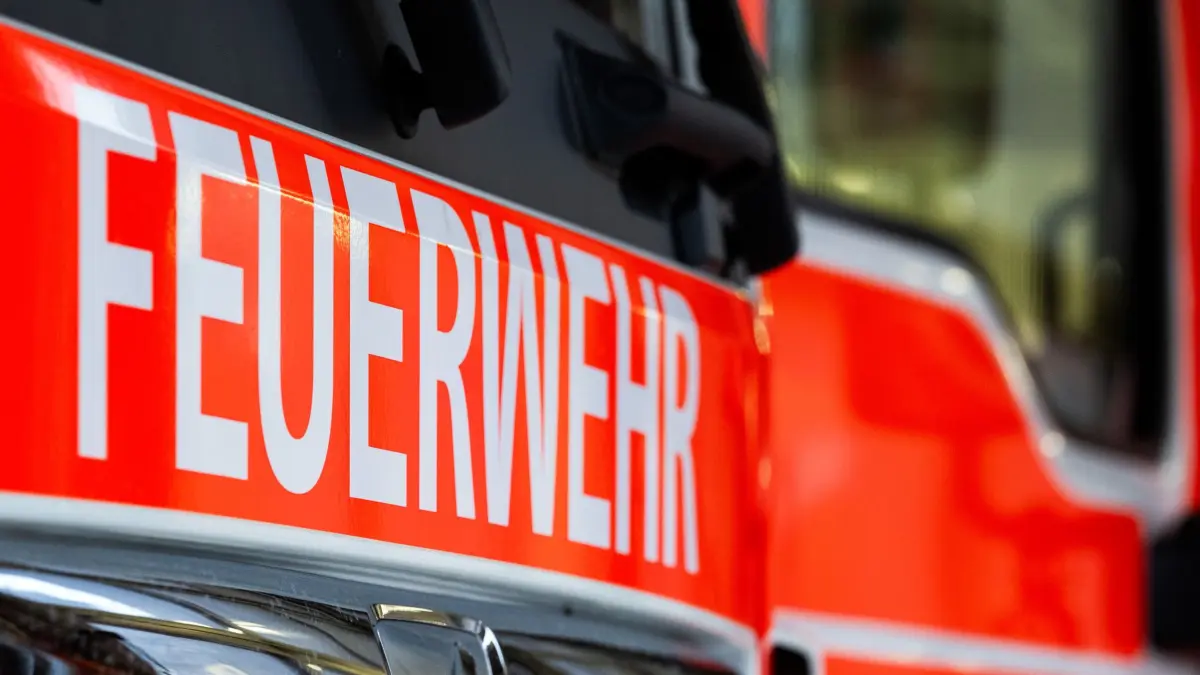 Brand in Berufsbildungszentrum: ARCHIV - 30.12.2024, Berlin: Ein Einsatzfahrzeug mit der Aufschrift «Feuerwehr», aufgenommen nach der traditionellen Pressekonferenz der Berliner Feuerwehr in der Feuerwache Mitte. Feuerwehrleute haben einen Brand in einem Berliner Berufsbildungszentrum gelöscht. (zu dpa: «Brand in Berufsbildungswerk in Britz – keine Verletzten») Foto: Soeren Stache/dpa +++ dpa-Bildfunk +++