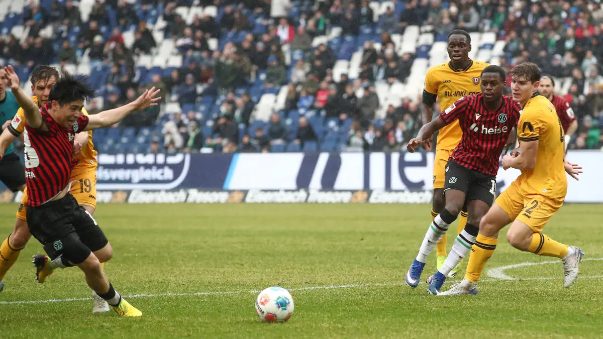 22.02.2026, xtgx, Fussball 2. Bundesliga, Hannover 96 - SG Dynamo Dresden emspor, v.l. Alexander Rossipal Dresden, 19, Daisuke Yokota Hannover, 18 Zweikampf, Duell, Kampf, tackle DFL/DFB REGULATIONS PROHIBIT ANY USE OF PHOTOGRAPHS as IMAGE SEQUENCES and/or QUASI-VIDEO Hannover *** 22 02 2026, xtgx, Fußball 2 Bundesliga, Hannover 96 SG Dynamo Dresden emspor, v l Alexander Rossipal Dresden, 19 , Daisuke Yokota Hannover, 18 Zweikampf, Duell, Kampf, tackle DFL DFB REGULATIONS PROHIBIT ANY USE OF PHOTOGRAPHS as IMAGE SEQUENCES and or QUASI VIDEO Hannover