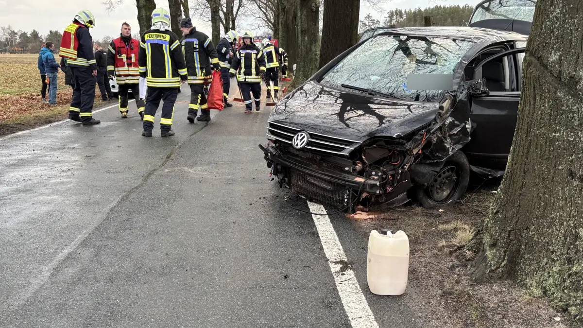 Schwerer Unfall auf der Straße zwischen Ortrand und Lauchhammer am Montagmorgen. Zahlreiche Rettungskräfte und Feuerwehrleute sind vor Ort.