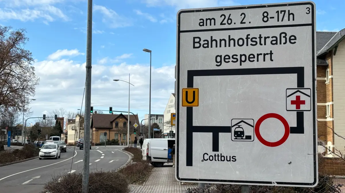 Seit wenigen Tagen wird bereits auf die kommende Sperrung der nördlichen Senftenberger Bahnhofstraße hingewiesen, hier am Steindamm. Autofahrer sollten der ausgeschilderten Umfahrung folgen.