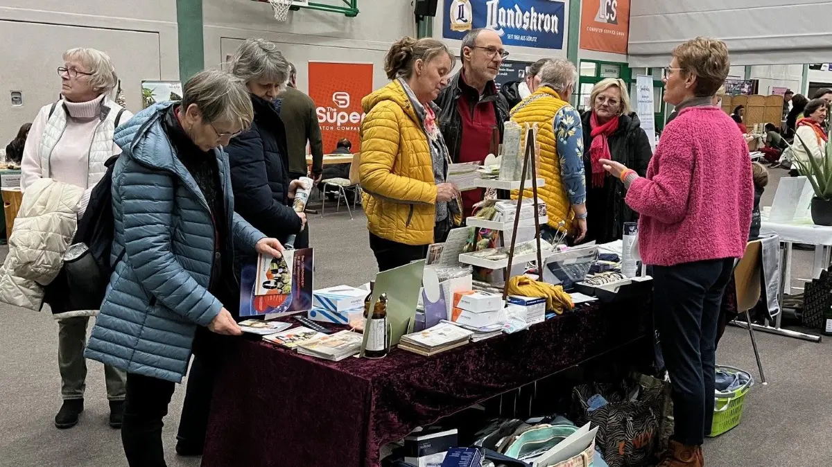 Besucherinnen und Besucher informieren sich in der Elsterlandhalle über Angebote der 2. Alternativen Lebens- und Gesundheitsmesse in Herzberg.