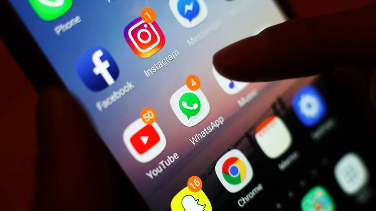Soziale Netzwerke auf dem Smartphone: ARCHIV - 03.01.2018, Großbritannien, London: Ein Smartphone-Display mit Symbolen von Social-Media-Apps, darunter Facebook, Instagram, YouTube und WhatsApp. (zu dpa: «Grüne stützen CDU bei für Social-Media-Verbot für Kinder») Foto: Yui Mok/PA Wire/dpa +++ dpa-Bildfunk +++