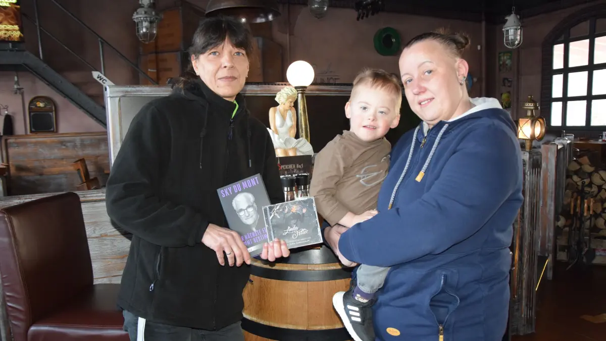 Das sind Anne Oberländer (r.) und ihr kleiner Sohn Ben (4). Um die Familie zu unterstützen hat Kerstin Hüber, Mitarbeiterin im "Speicher No. 1" in Hoyerswerda, ein Benefizkonzert organisiert.
