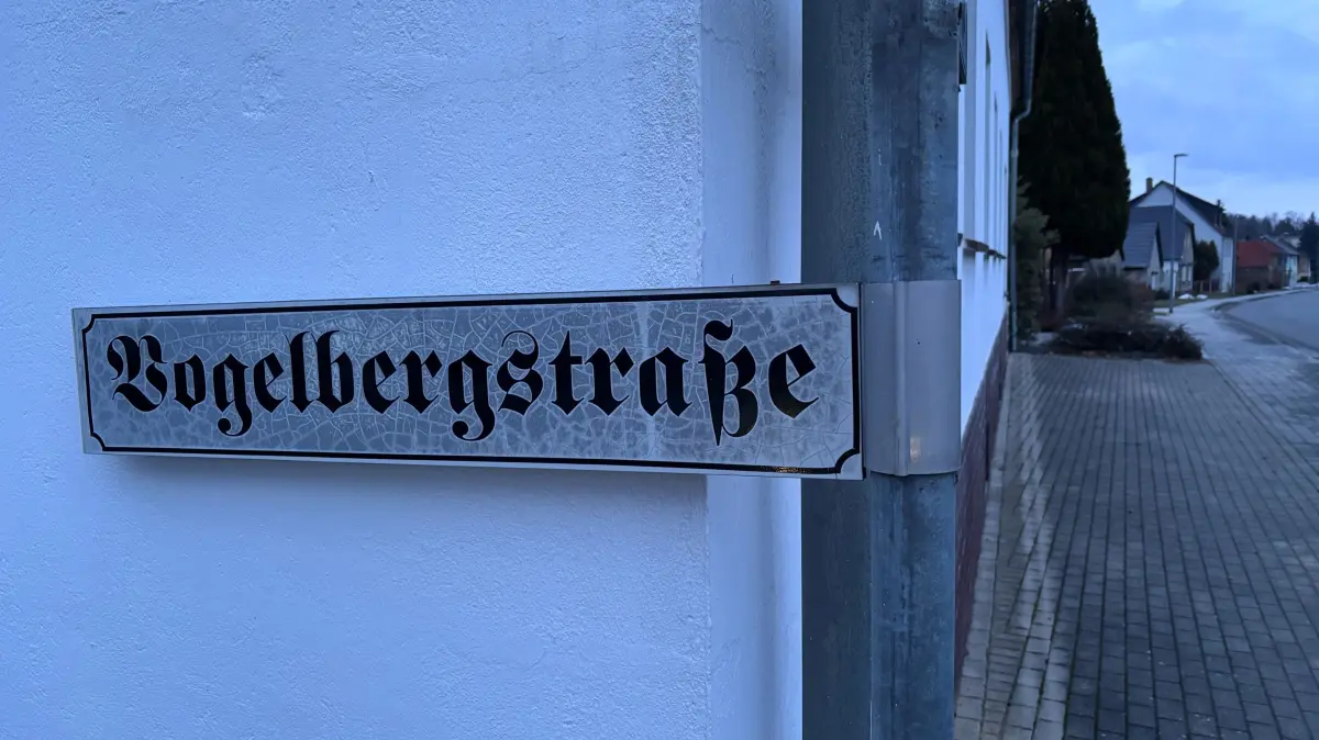 Von der Schipkauer Hauptstraße zweigt die Vogelbergstraße ab. Diese findet allerdings bereits nach knapp 160 Metern ihr Ende. Aber wie kommt man zum Vogelberg?