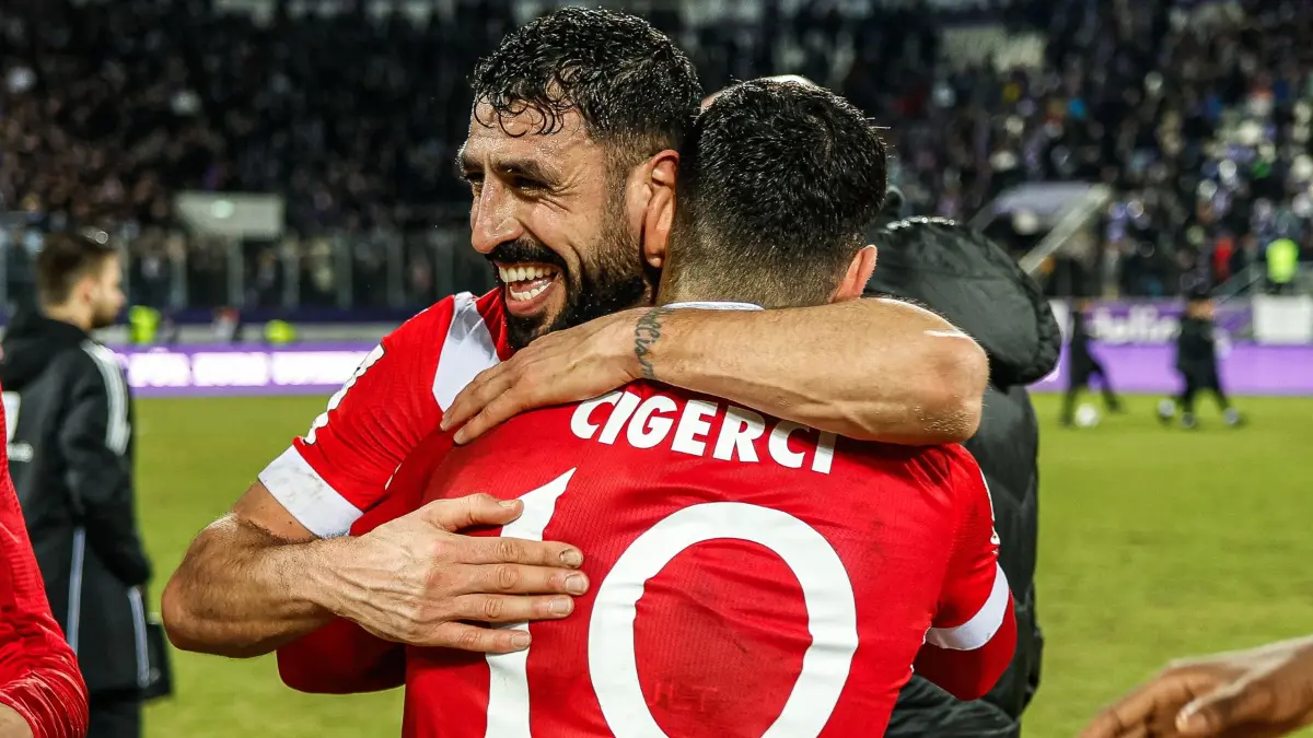 Tolcay Cigerci und sein Bruder Tolga feiern den Sieg von Energie Cottbus beim FC Erzgebirge Aue. Im Zusammenspiel bereitete das Duo den Siegtreffer von Axel Borgmann zu.