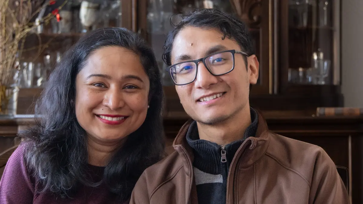 Nisha und Abishek Shrestha aus Nepal in ihrer Wohnung in der Altstadt von Lübbenau.