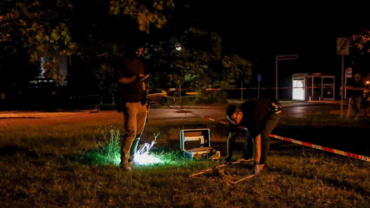 Spurensuche in Cottbus-Sachsendorf: Ein Mann soll in ein Auto gezerrt worden sein. Der Tatort wird noch in der Nacht untersucht.