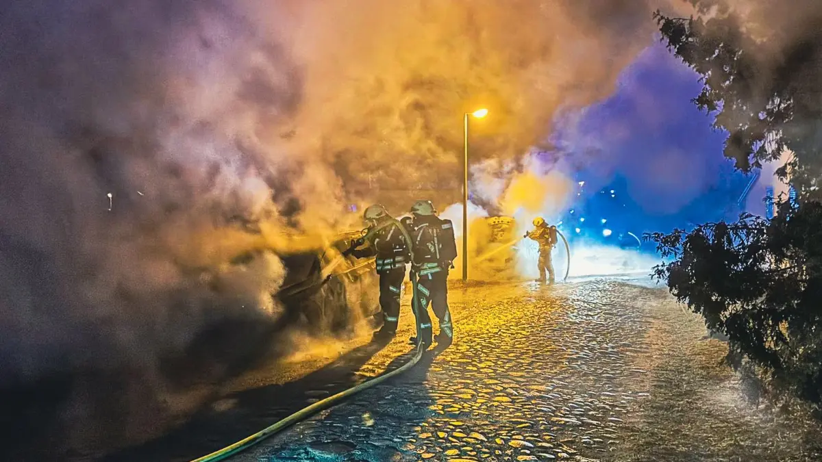 In Hennersdorf (Ortsteil von Doberlug-KIrchhain) musste die Feuerwehr zwei brennende Autos löschen.