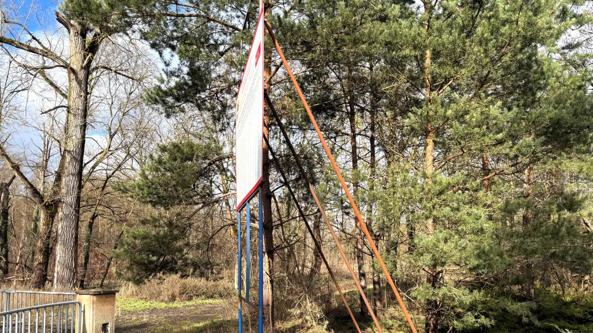 Das Schild im Eingangsbereich steht unverändert. Genauso unverändert ist mehr oder weniger auch die eigentliche Baustelle zwischen Falkenberg und Uebigau.