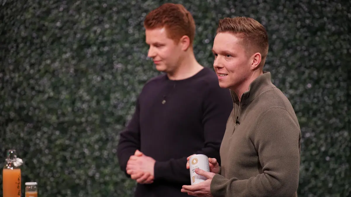Lukas Jordan (l.) und Till Soll erklären ihr Produkt genauer.