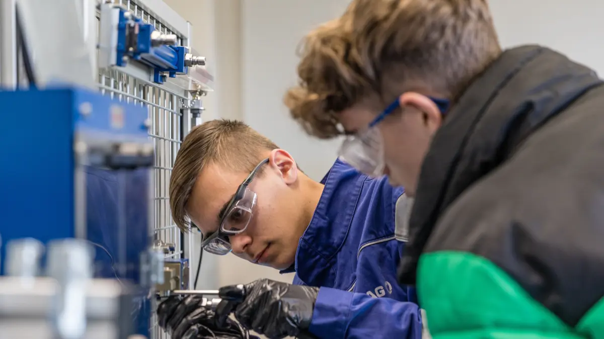 Marvin Walker (l), Mechantroniker im dritten Ausbildungsjahr, zeigt im Hydraulikkabinett Hugo Seidel an einer Versuchswand Aufgaben aus seiner Ausbildung. Die Lausitz Energie Bergbau AG und die Lausitz Energie Kraftwerke AG (LEAG) führen einen Tag der offenen Tür im Industriepark Schwarze Pumpe durch, bei dem Interessierte Auszubildenden und Ausbildern über die Schulter schauen können. Die LEAG möchte 100 freie Lehrstellen in gewerbliche-technischen und in kaufmännischen Ausbildungsberufen sowie in zwei Dualen Studiengängen besetzen. +++ dpa-Bildfunk +++