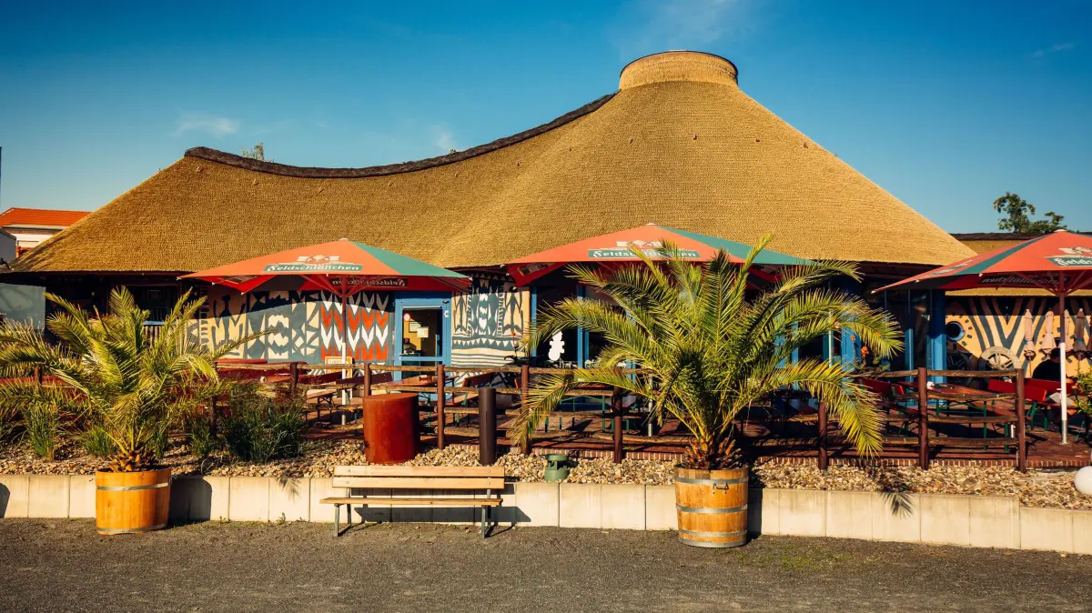 Das Zoo-Restaurant "Sambesi" in Hoyerswerda wartet mit afrikanischem Ambiente auf seine Gäste. Ab der neuen Saison soll die Speisekarte überarbeitet werden.